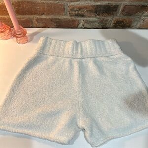 Cozy white shorts 🤍🧸
